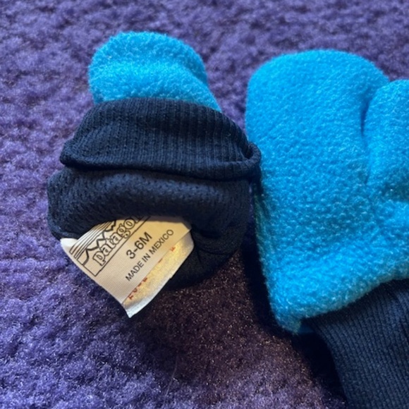 Patagonia Baby Synchilla™ Booties and Baby Pita Pocket Mittens set -3-6 months - Picture 6 of 6